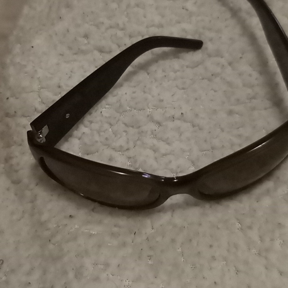 Used Michael kors women sunglasses minor scratches on it ..but very nice glasses